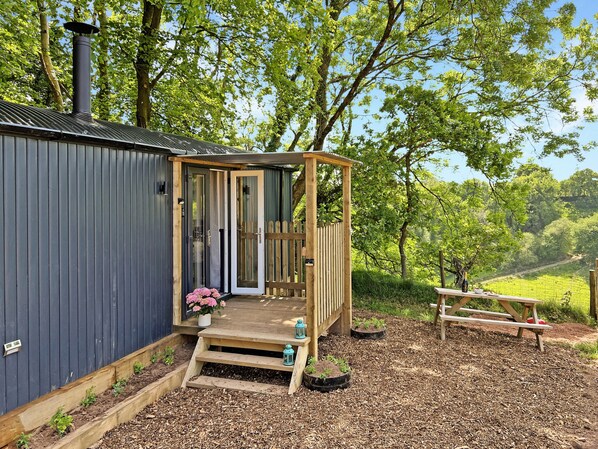 Terrace/patio - Valley View Retreat Shepherd’s Hut, near North Molton (North Molton)