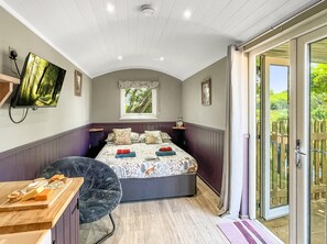 1 bedroom, bed sheets