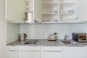 Frigorifero, microonde, forno, piano cottura