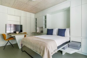 Tabla de planchar con plancha, wifi, ropa de cama