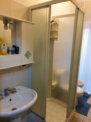 Doccia, set di cortesia gratuito, asciugacapelli, bidet