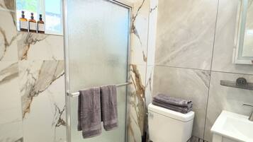 Dusche, Haartrockner, Handtücher, Seife