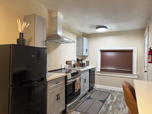 Microondas, horno, placa de cocina y lavavajillas