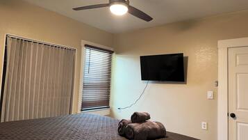 3 bedrooms, iron/ironing board, WiFi, bed sheets