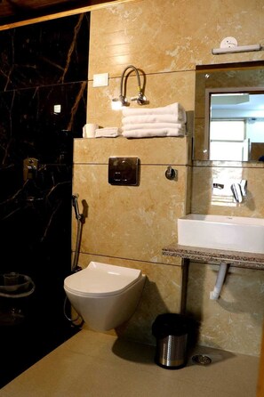ห้องน้ำ | ฝักบัว, ของใช้ในห้องน้ำฟรี, รองเท้าสวมภายในห้อง, ผ้าเช็ดตัว