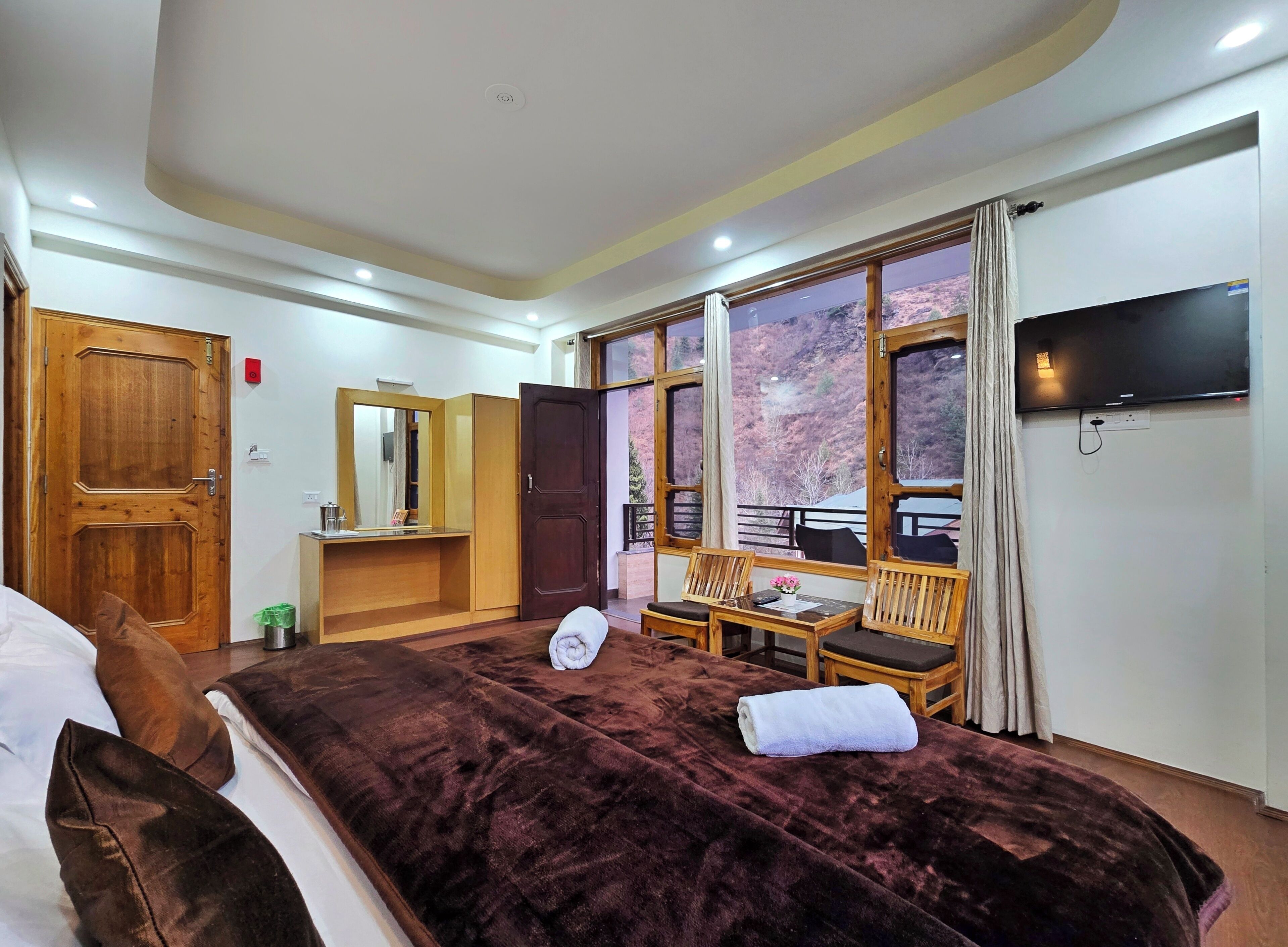 Habitación superior, balcón, vistas a la montaña | Sábanas de algodón egipcio y ropa de cama de alta calidad