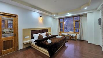 Habitación superior, balcón, vista a la montaña | Sábanas de algodón egipcio, ropa de cama de alta calidad y camas extra