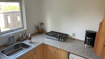Fridge, stovetop, coffee/tea maker, electric kettle