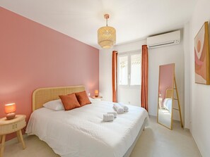 3 slaapkamers, een strijkplank/strijkijzer, wifi, beddengoed