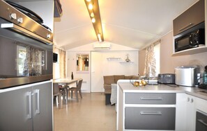 Een koelkast, een oven, een kookplaat, een koffiezetapparaat/waterkoker