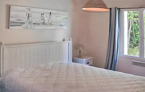 4 bedrooms, travel cot, free WiFi - Cozy home in Mallemort with private swimming pool, can be inside or outside (Mallemort)