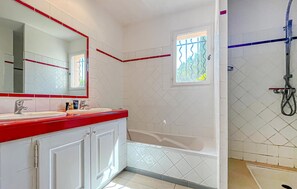 Shower, hair dryer - Cozy home in Mallemort with private swimming pool, can be inside or outside (Mallemort)