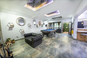 Unclassified image, 4 of 27, button