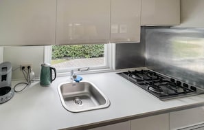 Réfrigérateur, plaque de cuisson, cafetière/bouilloire
