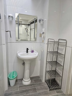 Haartrockner, Handtücher, Seife, Toilettenpapier
