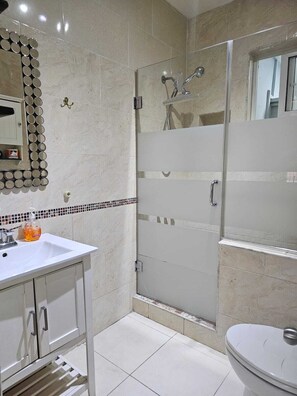 吹风机、毛巾、肥皂、卫生纸