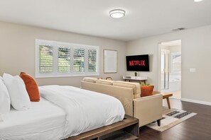 4 bedrooms, iron/ironing board, WiFi, bed sheets - Luxury 4 BR/3BA home in a gated San Diego Community with a sauna & Tesla Charger (San Marcos)