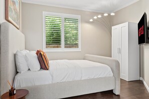 4 bedrooms, iron/ironing board, WiFi, bed sheets