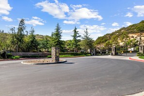 Property grounds - Luxury 4 BR/3BA home in a gated San Diego Community with a sauna & Tesla Charger (San Marcos)