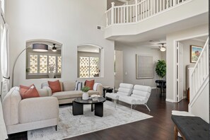 TV - Luxury 4 BR/3BA home in a gated San Diego Community with a sauna & Tesla Charger (San Marcos)