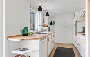 ثلاجة، موقد طهي مسطح، غسالة أطباق، ماكينة لصنع القهوة/الشاي