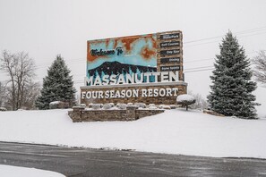 Property grounds - Family-Inspired 4BR Massanutten Hot Tub, Sauna, Theater, Arcade: Sleeps 12 (McGaheysville)