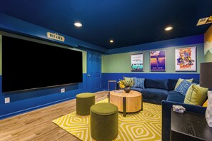 Smart TV, chimenea, videojuegos y tenis de mesa