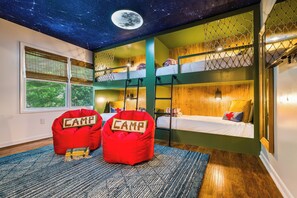 4 bedrooms, in-room safe, desk, iron/ironing board - Family-Inspired 4BR Massanutten Hot Tub, Sauna, Theater, Arcade: Sleeps 12 (McGaheysville)