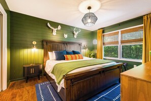 4 bedrooms, in-room safe, desk, iron/ironing board - Family-Inspired 4BR Massanutten Hot Tub, Sauna, Theater, Arcade: Sleeps 12 (McGaheysville)