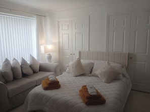 Iron/ironing board, WiFi, bed sheets