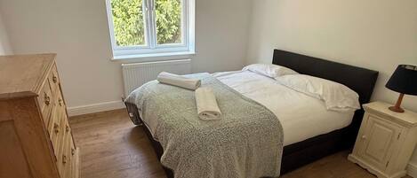 3 Schlafzimmer, BĂŒgeleisen/BĂŒgelbrett, WLAN, BettwĂ€sche