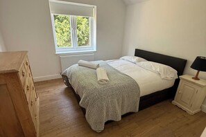 3 bedrooms, iron/ironing board, WiFi, bed sheets - Napton on the Hill - Sleeps upto 7 & Pet Friendly (Southam)