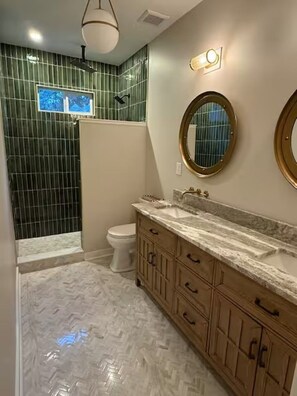 Douche, serviettes fournies, savon, papier toilette