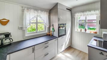 Frigorífico, horno, placa de cocina y lavavajillas
