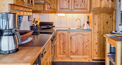 Cozy home in Florø with WiFi