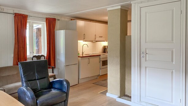 A compact living space with a kitchenette, a dining area with a table and chairs, and a wardrobe. - Stunning home in Eidsvåg i Romsdal (Eidsvåg i Romsdal)