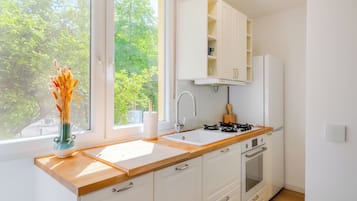 Frigorifero, forno, piano cottura, lavastoviglie