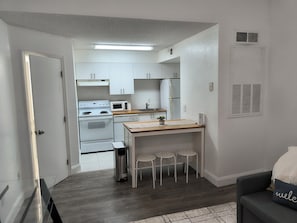 Mikrovågsugn, ugn, spishäll och diskmaskin