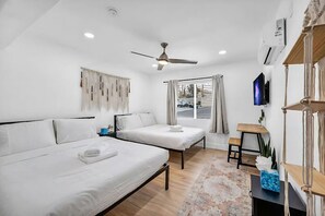 デスク、アイロン / アイロン台、旅行用ベビーベッド、WiFi (無料)