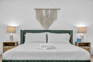 5 habitaciones, escritorio y tabla de planchar con plancha 