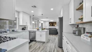 Frigorifero, microonde, forno, piano cottura