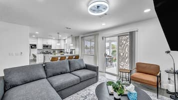 Smart TV, caminetto, videogiochi, studio