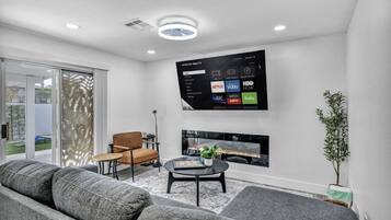 Smart TV, caminetto, videogiochi, studio