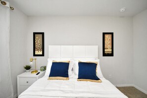 3 habitaciones, escritorio, tabla de planchar con plancha y wifi gratis