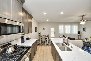 Frigorífic, microones, placa de cuina i rentaplats