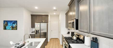 Fridge, microwave, stovetop, dishwasher
