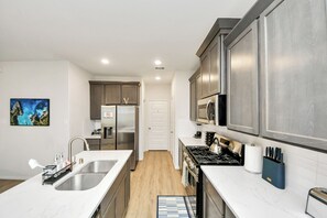 Fridge, microwave, stovetop, dishwasher