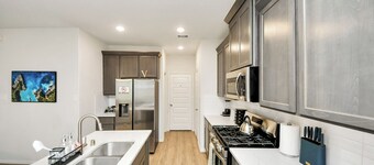 Stylish 3 Bedroom Oasis Near Katy Mills