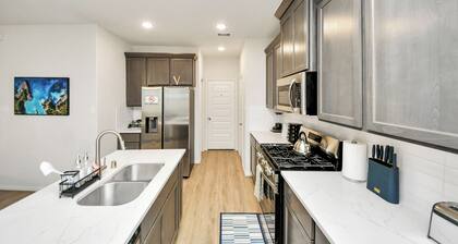 Stylish 3 Bedroom Oasis Near Katy Mills