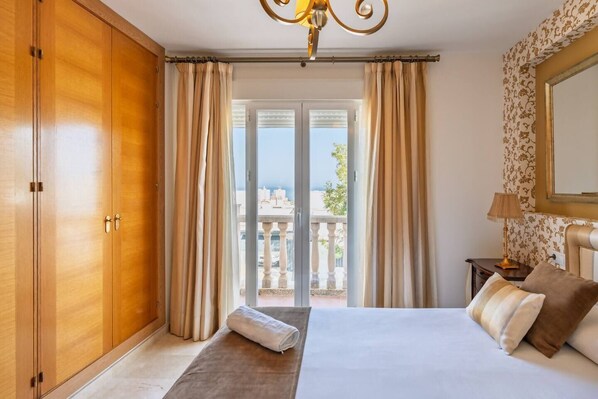 5 bedrooms, iron/ironing board, WiFi, bed sheets